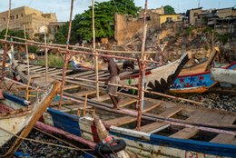 Accra;-Ghana;-Jamestown;-beach;-fisherman;-pirogue;-prow;-James-Fort;-colonial-heritage;-Ga-Mashie-community;-artisanal-fishing;-daily-life;-movement;-Gulf-of-Guinea;-West-Africa;-historic-district;-documentary-photography;-street-photography;-Kaleidos;-Kaleidos-images;-La-parole-à-limage;-Stories-Pictures;-Tarek-Charara